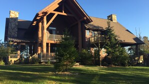 Exterior - Glacier Paradise 5 Bedroom Townhome (McHenry)