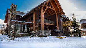 Exterior - Glacier Paradise 5 Bedroom Townhome (McHenry)