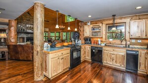 Rumah, Beberapa Tempat Tidur, hot tub | Dapur pribadi | Mesin pembuat kopi/teh, lemari es, microwave, dan oven