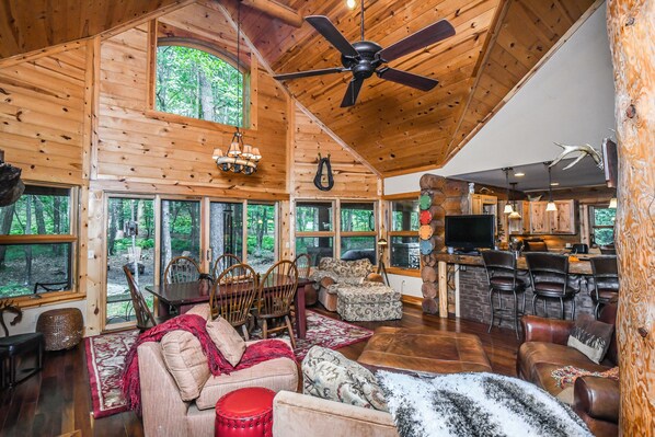 Huis, meerdere bedden, hot tub | Woonkamer | Een televisie en een open haard