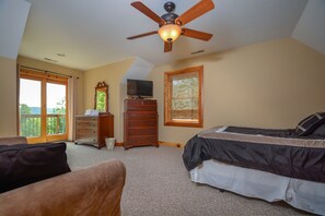 Room - Cozy Bear Chalet 4 Bedroom House (McHenry)