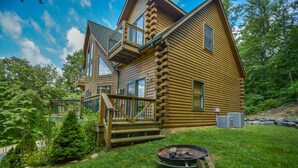 Exterior - Cozy Bear Chalet 4 Bedroom House (McHenry)