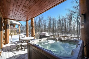 Talo, useita sänkyjä, poreamme | Kylpylä