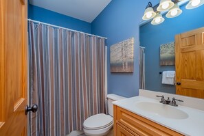 Maison, Plusieurs lits, foyer, vue partielle sur la mer | Salle de bain | Serviettes fournies