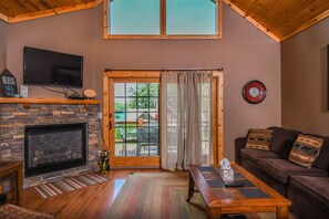 TV, fireplace