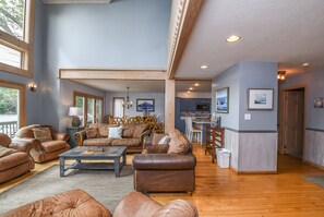 House, Multiple Beds, Hot Tub | Living room
