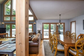 Casa, várias camas, banheira de imersão | Cozinha privada | Geladeira, micro-ondas, fogão, cooktop