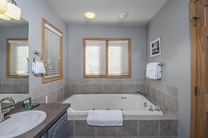 Bathroom - At Lake's Edge 6 Bedroom House (McHenry)
