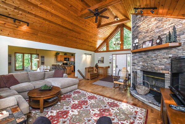 House, Multiple Beds, Hot Tub | Living room