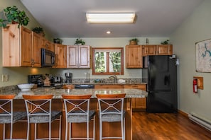 Maison, Plusieurs lits, baignoire à remous | Cuisine privée | Réfrigérateur, four à micro-ondes, un four, surface de cuisson