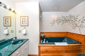 House, Multiple Beds, Hot Tub | Bathroom | Towels