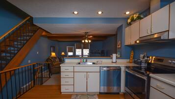 House, 2 Queen Beds, Hot Tub | Private kitchen | Fridge, microwave, oven, stovetop