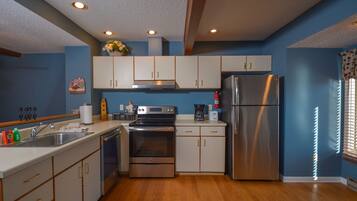 House, 2 Queen Beds, Hot Tub | Private kitchen | Fridge, microwave, oven, stovetop