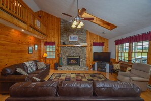 Ferienhaus, Mehrere Betten, Kamin, Blick auf den Golfplatz | Wohnzimmer | Fernseher, Kamin