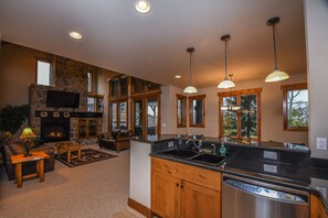 House, Multiple Beds, Hot Tub | Private kitchen | Fridge, microwave, oven, stovetop