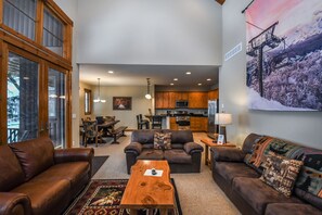 獨棟房屋, 多張床, 熱水浴缸 | 客廳 | 電視、壁爐