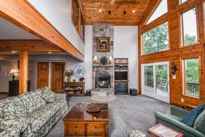 Hus, flere senger, peis | Oppholdsrom | TV og peis