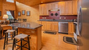 Maison, plusieurs lits, bain à remous | Cuisine privée | Cafeti ère/bouilloire, réfrigérateur, micro-ondes, four