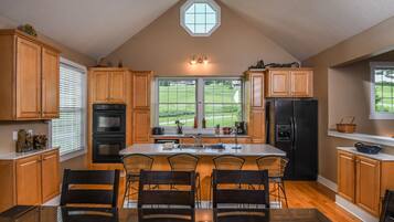 House, Multiple Beds, Hot Tub | Private kitchen | Fridge, microwave, oven, stovetop