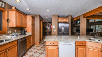 House, Multiple Beds, Hot Tub | Private kitchen | Fridge, microwave, oven, stovetop