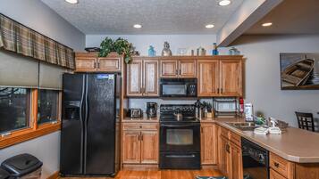 House, Multiple Beds, Hot Tub | Private kitchen | Fridge, microwave, oven, stovetop