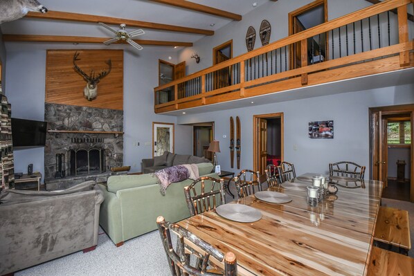 House, Multiple Beds, Hot Tub | Living room