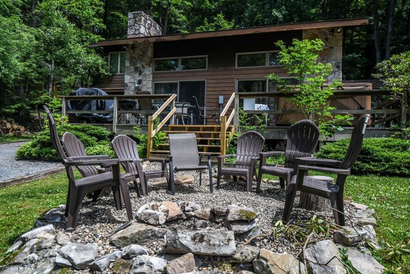 BBQ/picnic Area - Lazy Bass Lodge 5 Bedroom House (McHenry)
