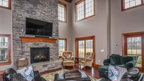 House, Multiple Beds, Hot Tub | Living room