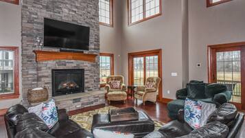 House, Multiple Beds, Hot Tub | Living room