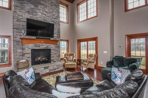 Hus, flere senger, spabadekar | Oppholdsrom | Flatskjerm-TV, peis og DVD-spiller