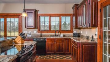 House, Multiple Beds, Hot Tub | Private kitchen | Fridge, microwave, oven, stovetop