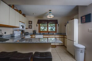 Huis, meerdere bedden, hot tub | Privékeuken | Een koelkast, een magnetron, een oven, een kookplaat