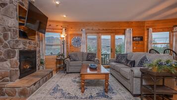 Nhà, nhiều giường, bồn tắm nước nóng | Phòng khách | TV, lò sưởi, đầu đĩa DVD