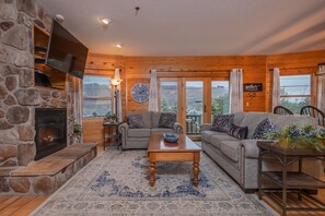 Rumah, Beberapa Tempat Tidur, hot tub | Ruang keluarga | TV, perapian, dan pemutar DVD