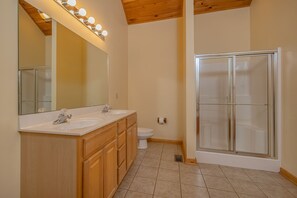 House, Multiple Beds, Hot Tub | Bathroom