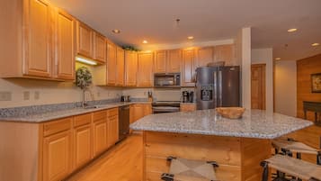 House, Multiple Beds, Hot Tub | Private kitchen | Fridge, microwave, oven, stovetop
