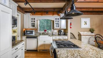 House, Multiple Beds, Hot Tub | Private kitchen | Fridge, microwave, oven, stovetop