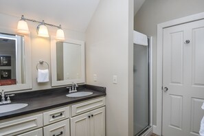 独立别墅, 多张床, 热水浴缸 | 浴室 | 毛巾