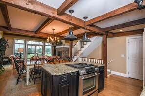 Huis, meerdere bedden, hot tub | Privékeuken | Een koelkast, een magnetron, een oven, een kookplaat