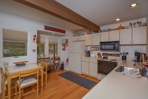 Maison, plusieurs lits, bain à remous | Cuisine privée | Réfrigérateur, micro-ondes, four, plaque de cuisson