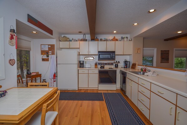 House, Multiple Beds, Hot Tub | Private kitchen