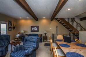 House, Multiple Beds, Hot Tub | Living room