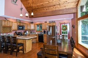 Maison, plusieurs lits, bain à remous | Cuisine privée | Réfrigérateur, micro-ondes, four, plaque de cuisson