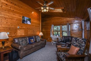 House, Multiple Beds, Hot Tub, Mountain View | Living room