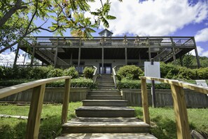 Exterior - Memory Lane 4 Bedroom House (Oakland)