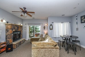 TV, fireplace, DVD player - It's 5 O'Clock Somewhere 4 Bedroom Townhome (McHenry)
