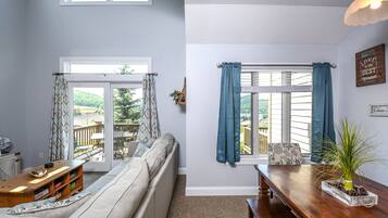 Nhà, nhiều giường, bồn tắm nước nóng | Phòng khách | TV, lò sưởi, đầu đĩa DVD