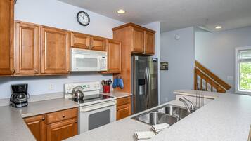 House, Multiple Beds, Hot Tub | Private kitchen | Fridge, microwave, oven, stovetop