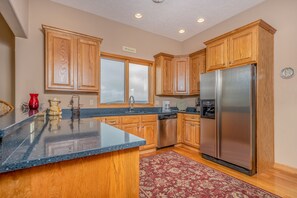 Private kitchen - Vista Emmanuel 4 Bedroom Townhome (McHenry)
