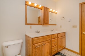 Maison, plusieurs lits, bain à remous | Salle de bain | Serviettes fournies